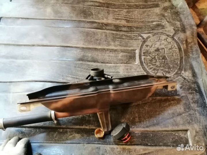 Расширительный бачок BMW E34. Коллектор