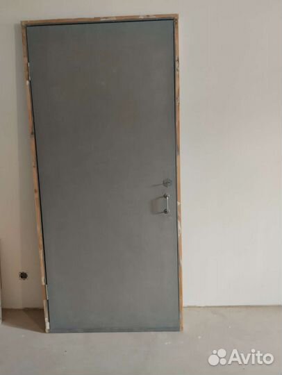 Дверь входная деревянная с коробкой