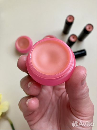 Бальзам для губ в баночке