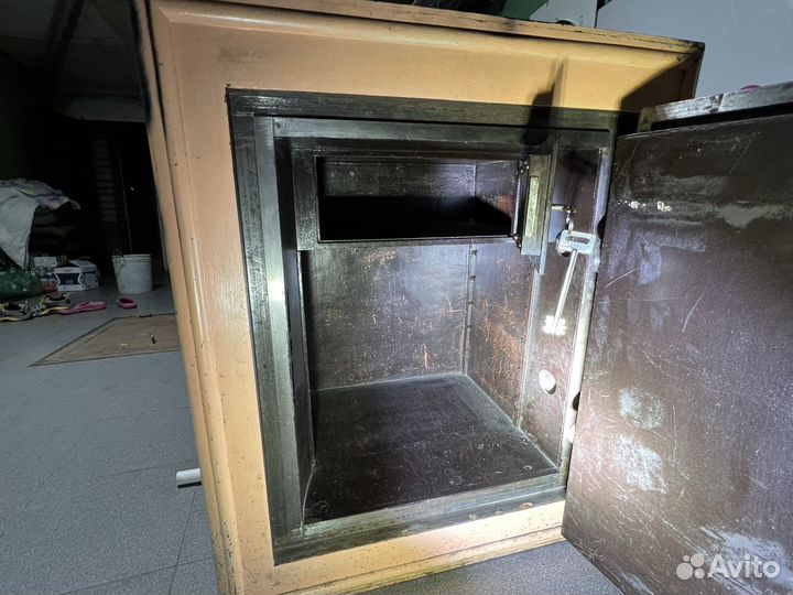 Сейф старинный