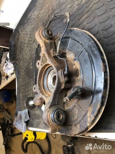 Кулак задний левый Land Rover Discovery 3