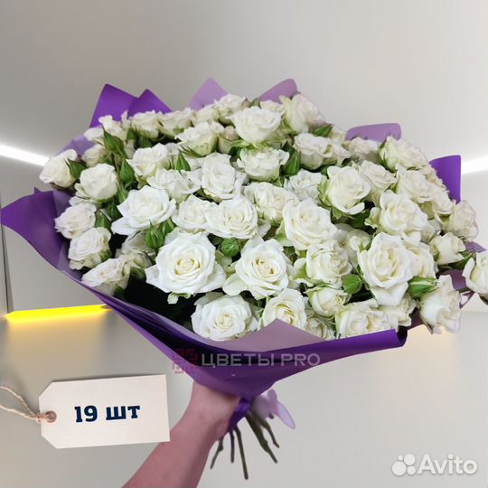 Кустовые розы белые 70 см 101 шт