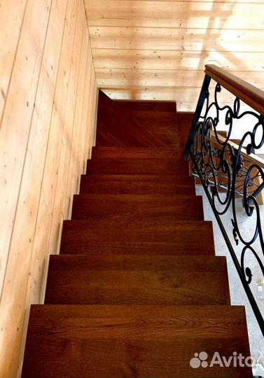 Лестница на металлокаркасе открытого типа