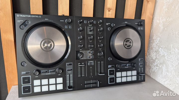 DJ контроллер Traktor Kontrol S2 MK3