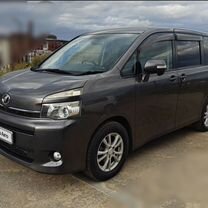 Toyota Voxy 2.0 CVT, 2010, 200 000 км, с пробегом, цена 1 440 000 руб.