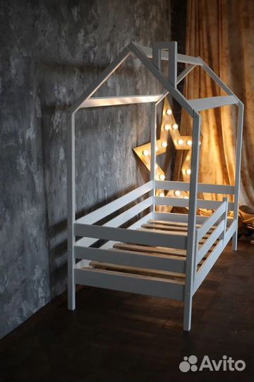 Детская кроватка домик из массива от 3 лет
