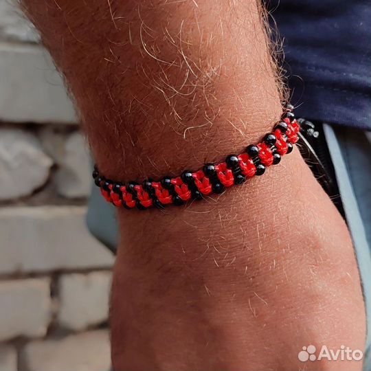 Браслет оберег из шнура и бусин