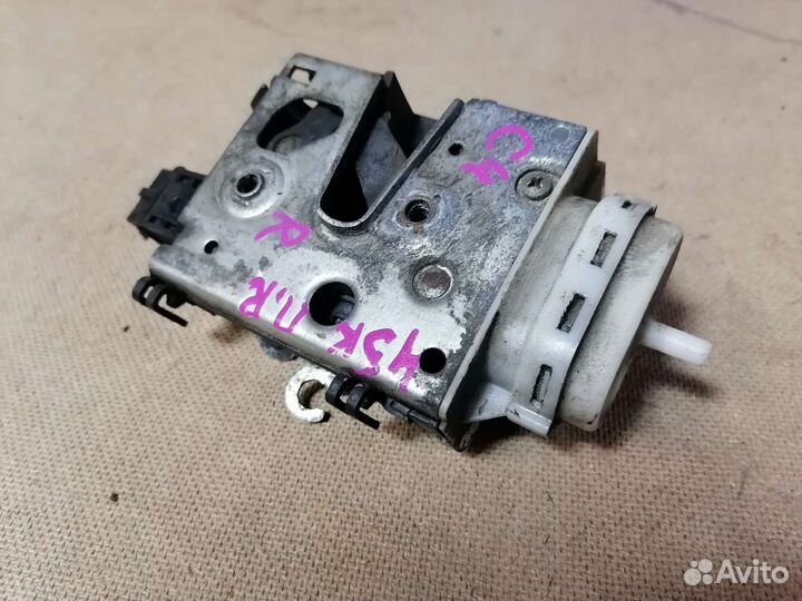 Замок передней правой двери Audi 100 C4