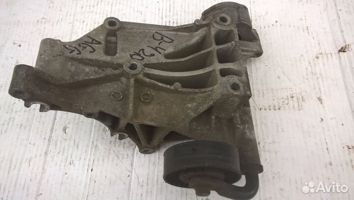 Кронштейн навесного оборудования на VW Пассат В-4