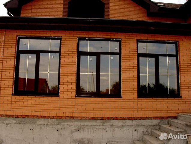 Коричневое пластиковое окно