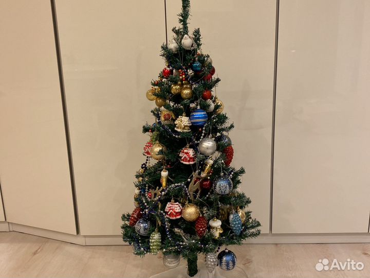 Елка искусственная, белоснежная на ветках