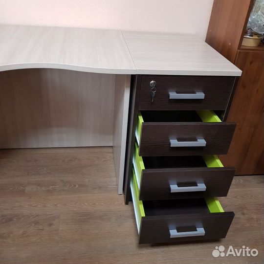 Офисная мебель. Угловой письменный стол. Тумба