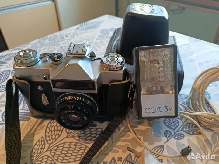 Плёночный фотоаппарат Зенит-Е со вспышкой