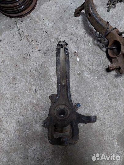 Правый поворотный кулак Порш Каен 955