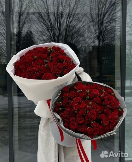 Букет красных кустовых роз цветы