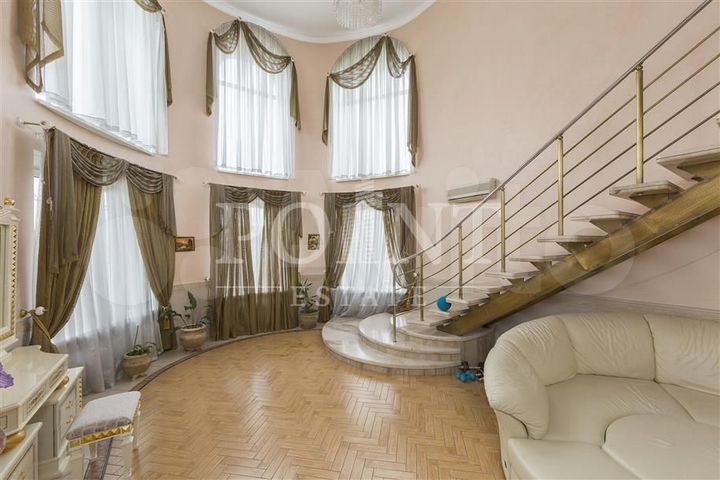 Дом 730 м² на участке 37 сот.