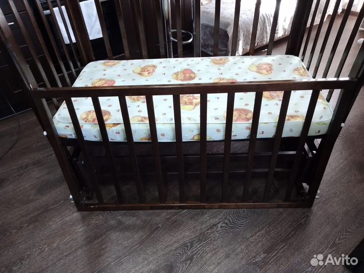 Детская кроватка с поперечным маятником