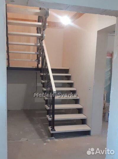 Лестница в дом на ломаных косоурах № 298