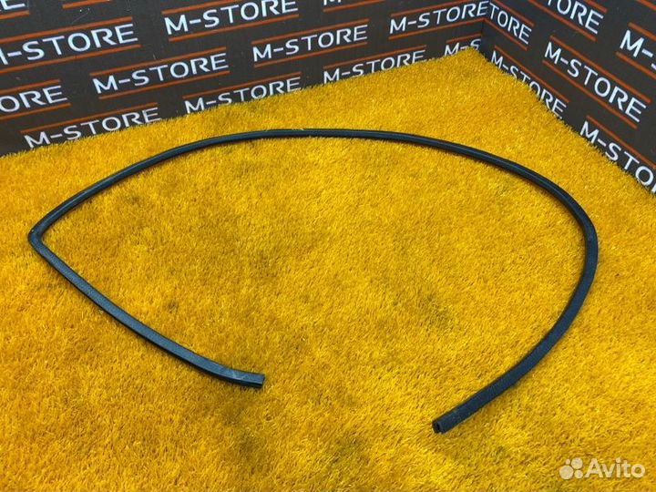 Уплотнитель двери передний правый Subaru Impreza