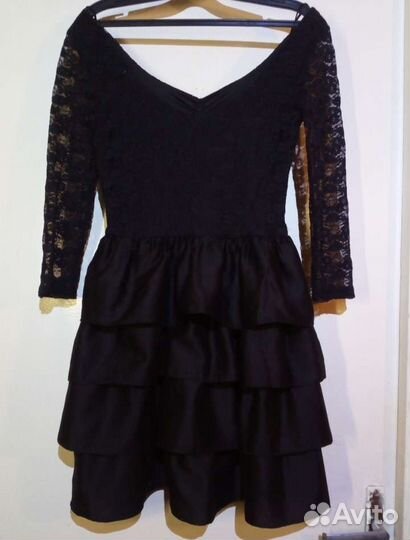 Платье черное с воланами с декольте