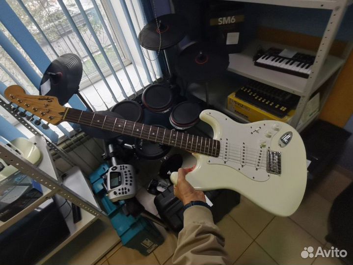 Электрогитара Fender Squier Bullet Strat