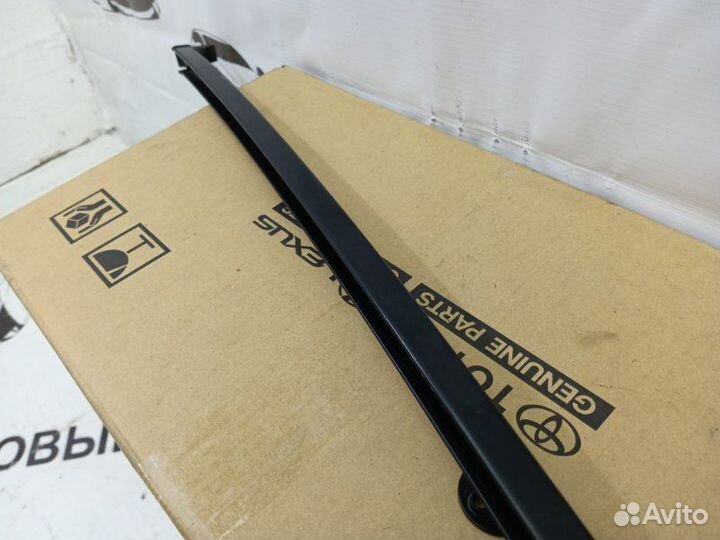 Направляющая стекла двери задняя левая Toyota