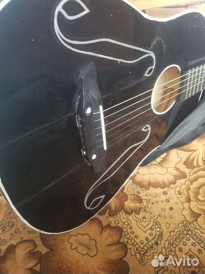 Акустическая гитара