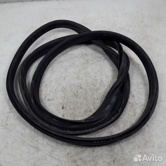 Уплотнитель крышки багажника Mercedes W164