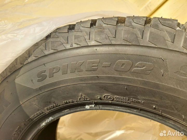 Bridgestone Blizzak Spike-02 215/65 R16