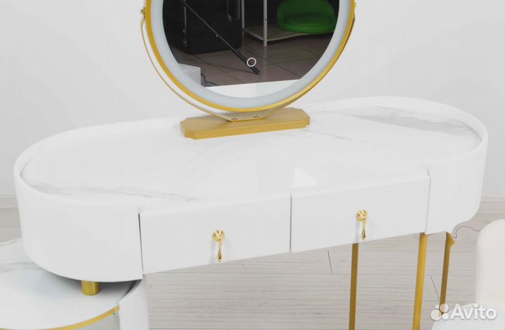 Туалетный столик. Столик с подсветкой