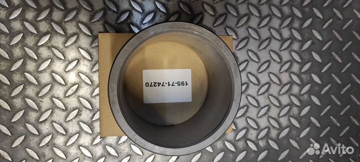 Втулка 195-71-74270