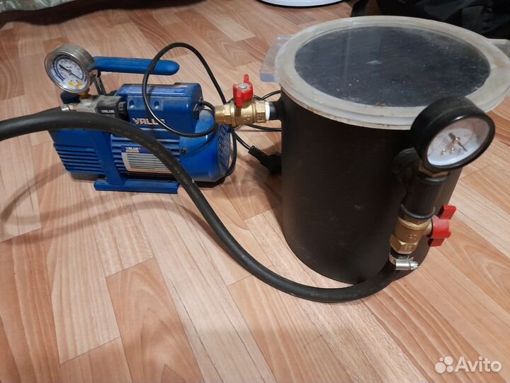 Вакуумная камера с вакуумным насосом