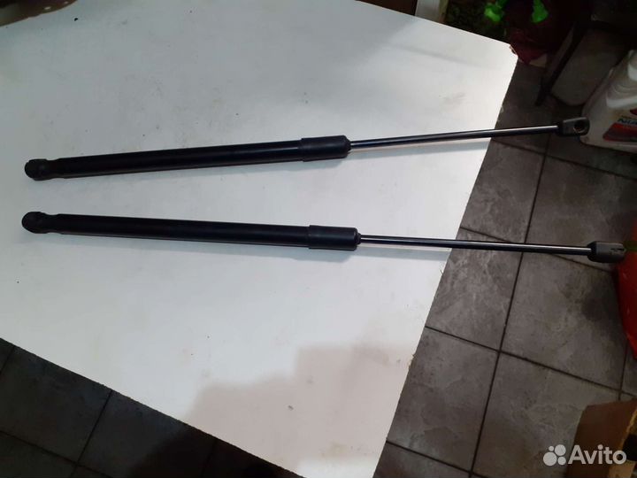 Опоры багажника skoda rapid