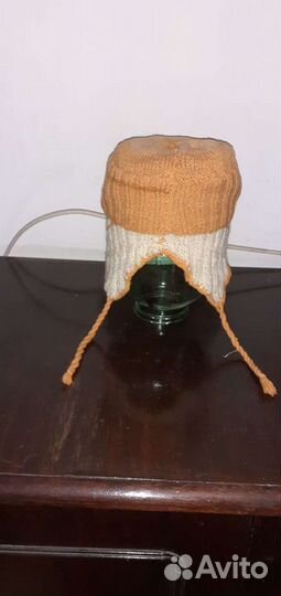 Шапка зимняя оранжево-белая с веревочками