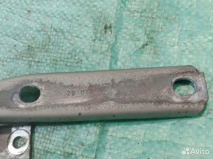 Петля капота правая Volkswagen Passat B5+