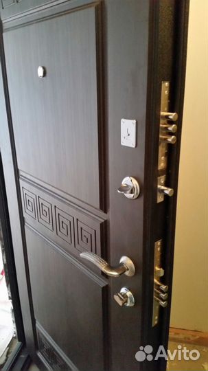 Двери входные и межкомнатные новые