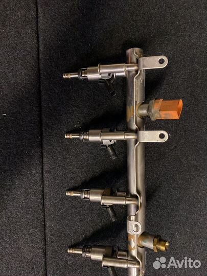 Топливную рампу в сборе с форсунками passat b7