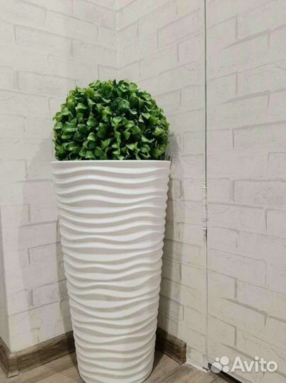 Искусственный шар в кашпо