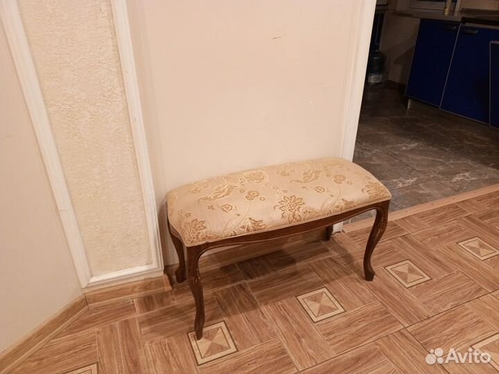 Комплект старинной мебели из шести предметов