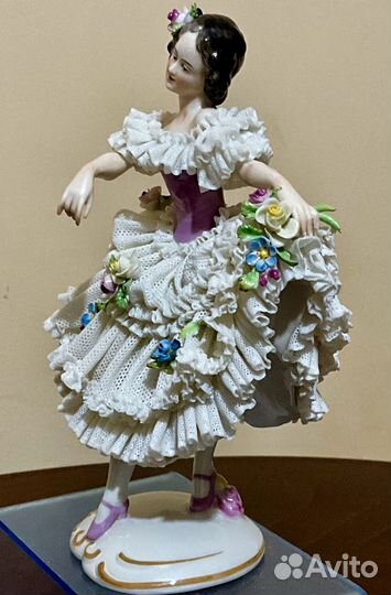 Дама в пышном платье. Volkstedt Кружевной фарфор