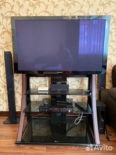 Телевизор с тумбой и домашним кинотеатром
