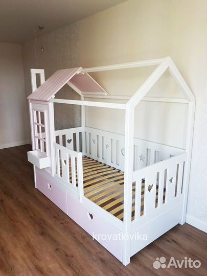 Детская кровать домик из массива