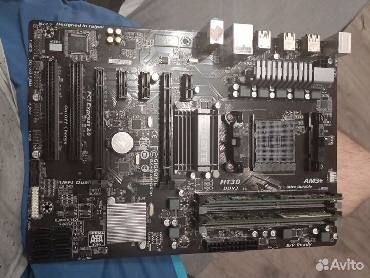 Материнская плата с оперативной памятью