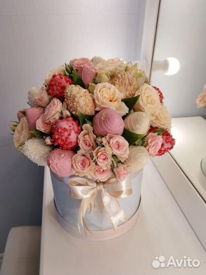 Клубника в шоколаде с цветами