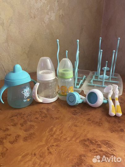 Детская посуда: поильник, бутылочки, ниблеры