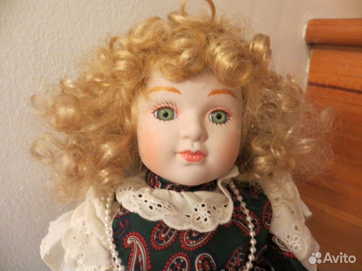 Кукла коллекционный фарфор на подставке colle