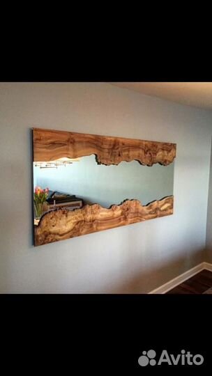 Зеркало в деревянной раме