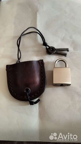 Замочек 2 / 2 см, с ключами в кожаном чехле