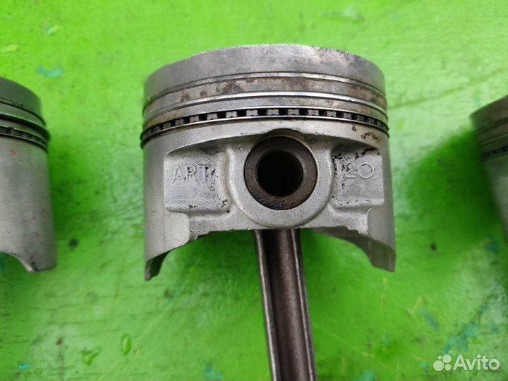 Поршень с шатуном Mitsubishi Galant E5 1993-1997