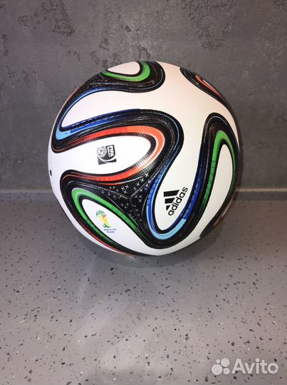 Футбольный мяч adidas brazuca